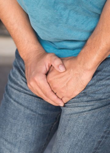 בריחת שתן אצל גברים: זה יכול לקרות לכולם, גם לצעירים שטורפים את החיים