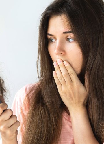 האם אפשר לטפל בנשירת שיער אצל נשים בדרכים טבעיות?