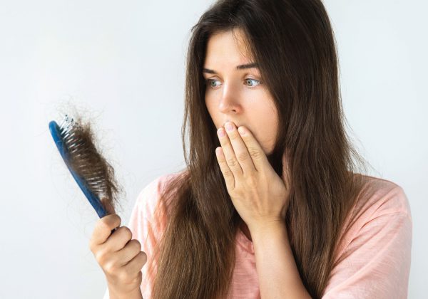 האם אפשר לטפל בנשירת שיער אצל נשים בדרכים טבעיות?