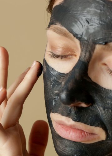 מזינים את עור הפנים: אילו מוצרי קוסמטיקה אתן חייבות במגירת הטיפוח שלכן