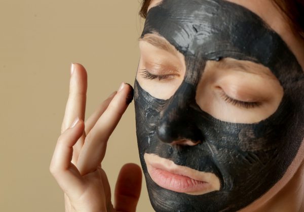 מזינים את עור הפנים: אילו מוצרי קוסמטיקה אתן חייבות במגירת הטיפוח שלכן