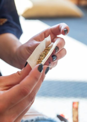 המדריך למגלגלים המתחילים: איך מגלגלים סיגריה בצורה חלקה ומהירה?