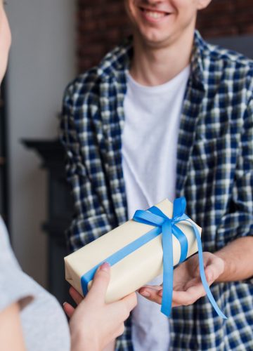 חולצות, בקבוקים ממותגים ואפילו תיקי גב: מתנות לעובדים קונים רק ב-12BUY!