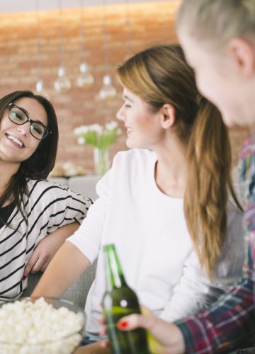 איך לארח חברים בבית בסטייל תל אביבי? רעיונות שכולם יאהבו