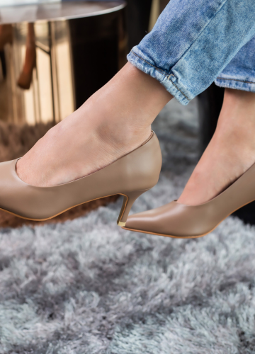 מנעלי בובה ועד עקב סטילטו: 5 סוגי נעליים שכל אישה חייבת בארון